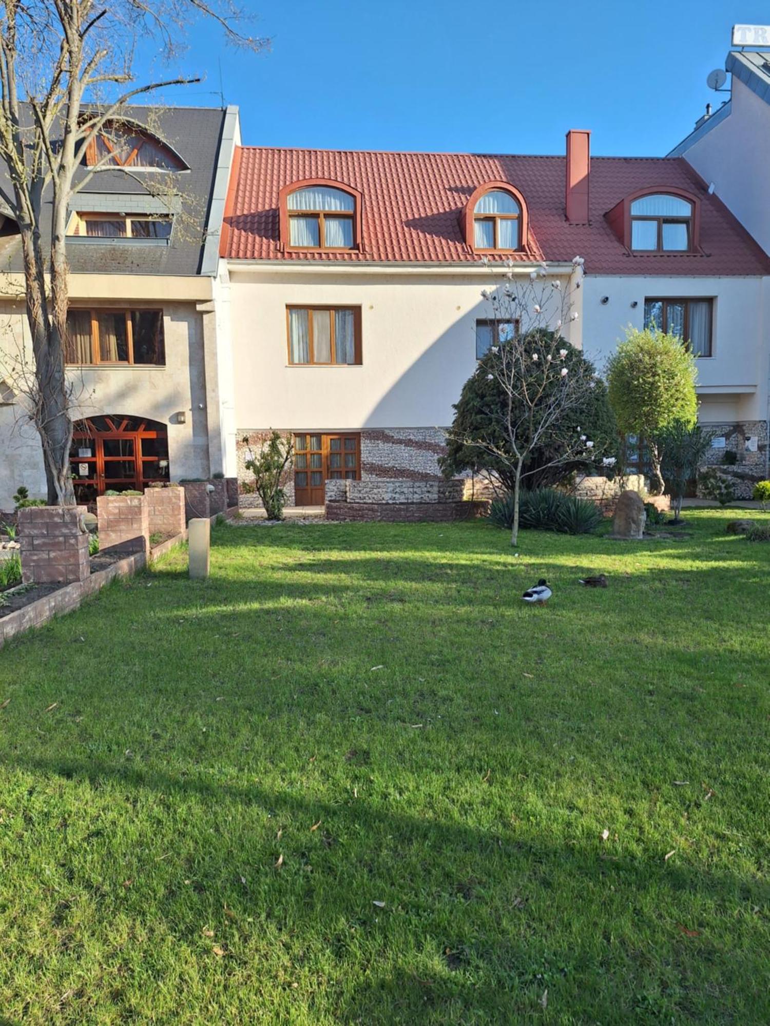Atryum Hotel Szolnok Exterior photo